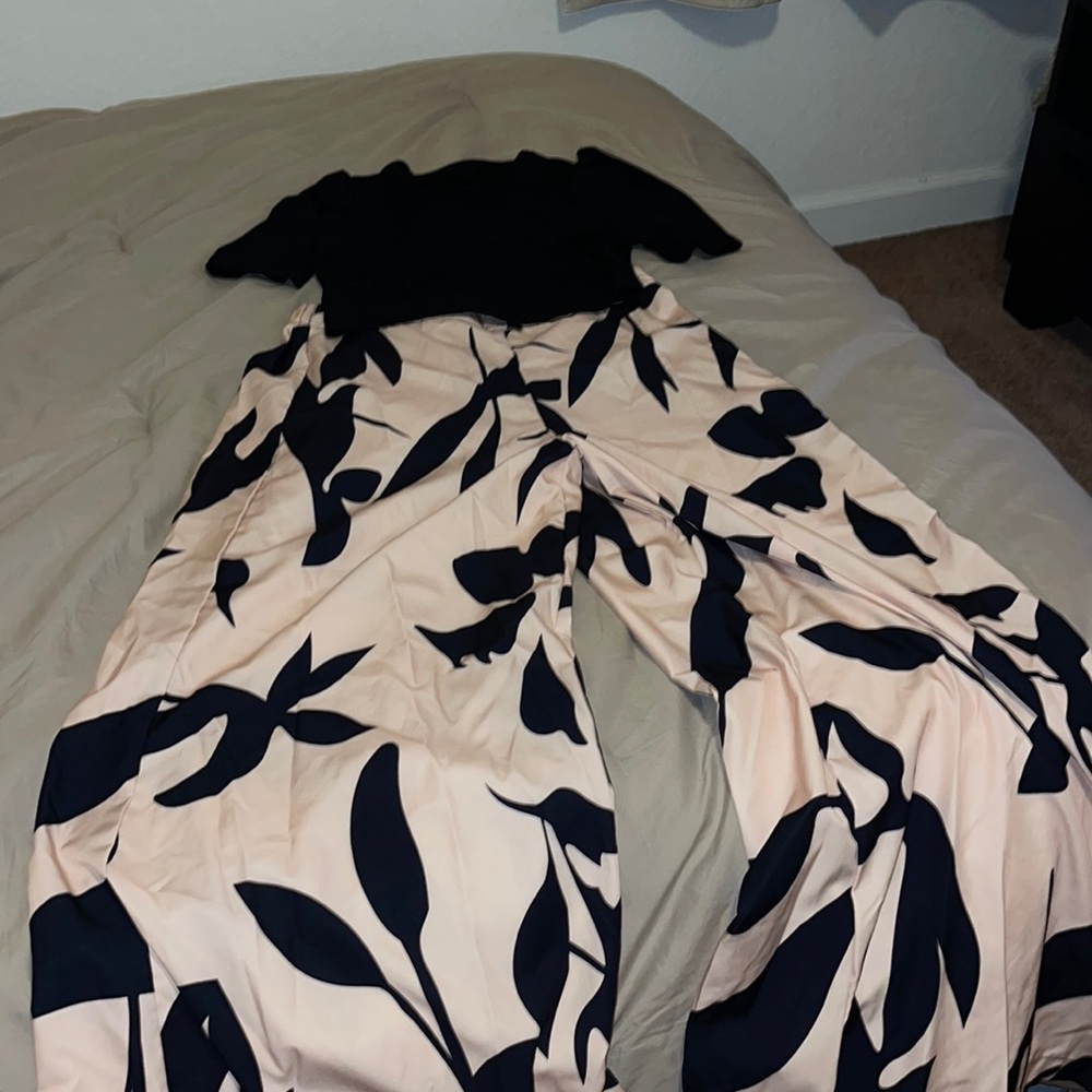 cute two - two piece outfit! Size large. Never been worn before!